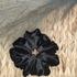 Kép 2/3 - Fekete plüss bársony scrunchie - Deluxe